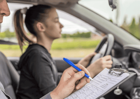 Hoe slaag je voor je rijexamen bij Rijschool Aerdenhout Student van Rijschool Aerdenhout wilt weten hoe die slaagt.